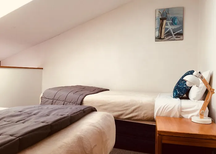 Cascades Lakefront Motel