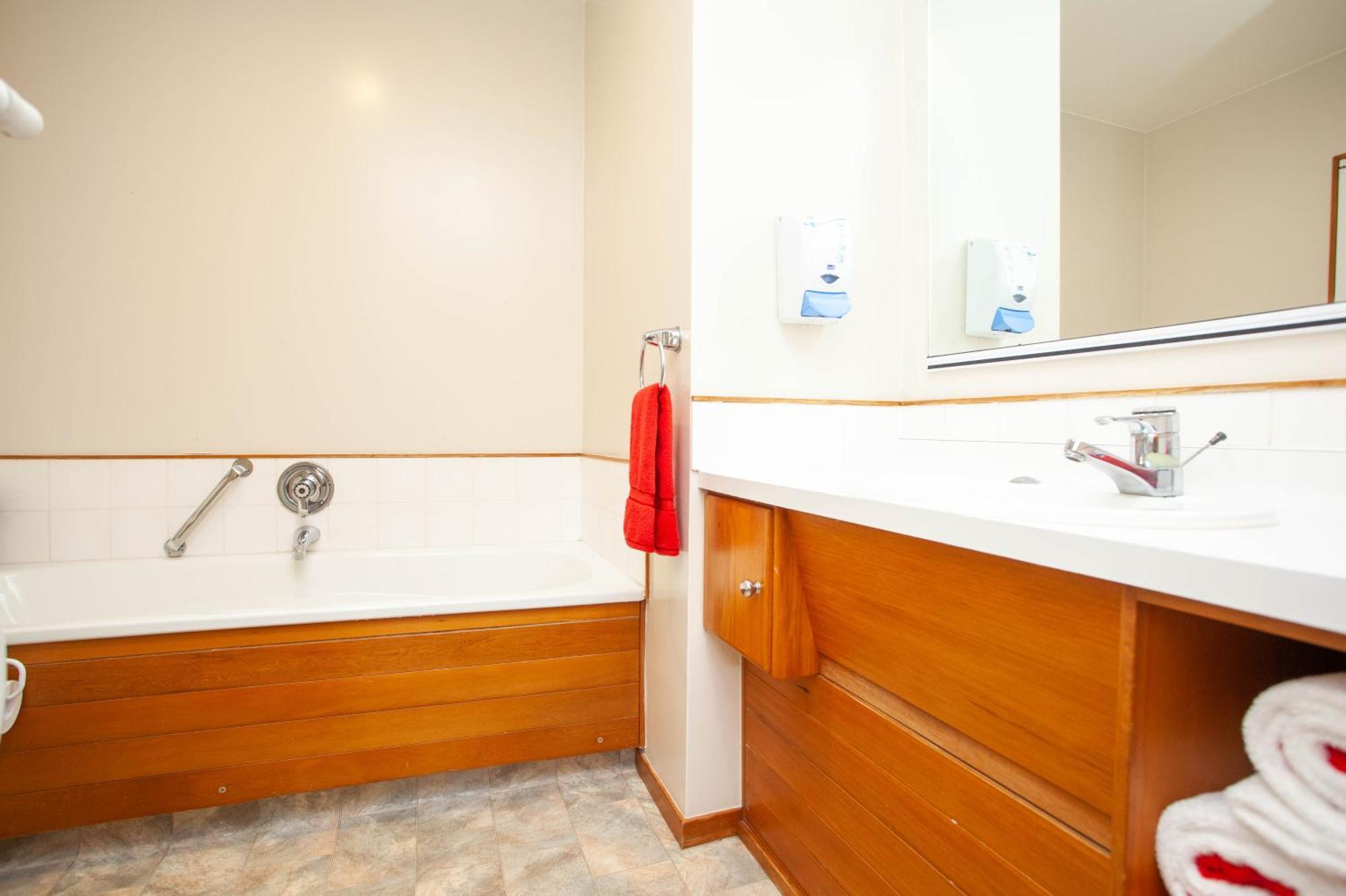 Cascades Lakefront 5*