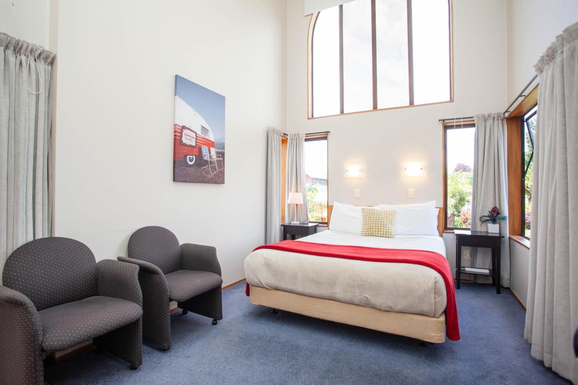 Cascades Lakefront Motel 5*