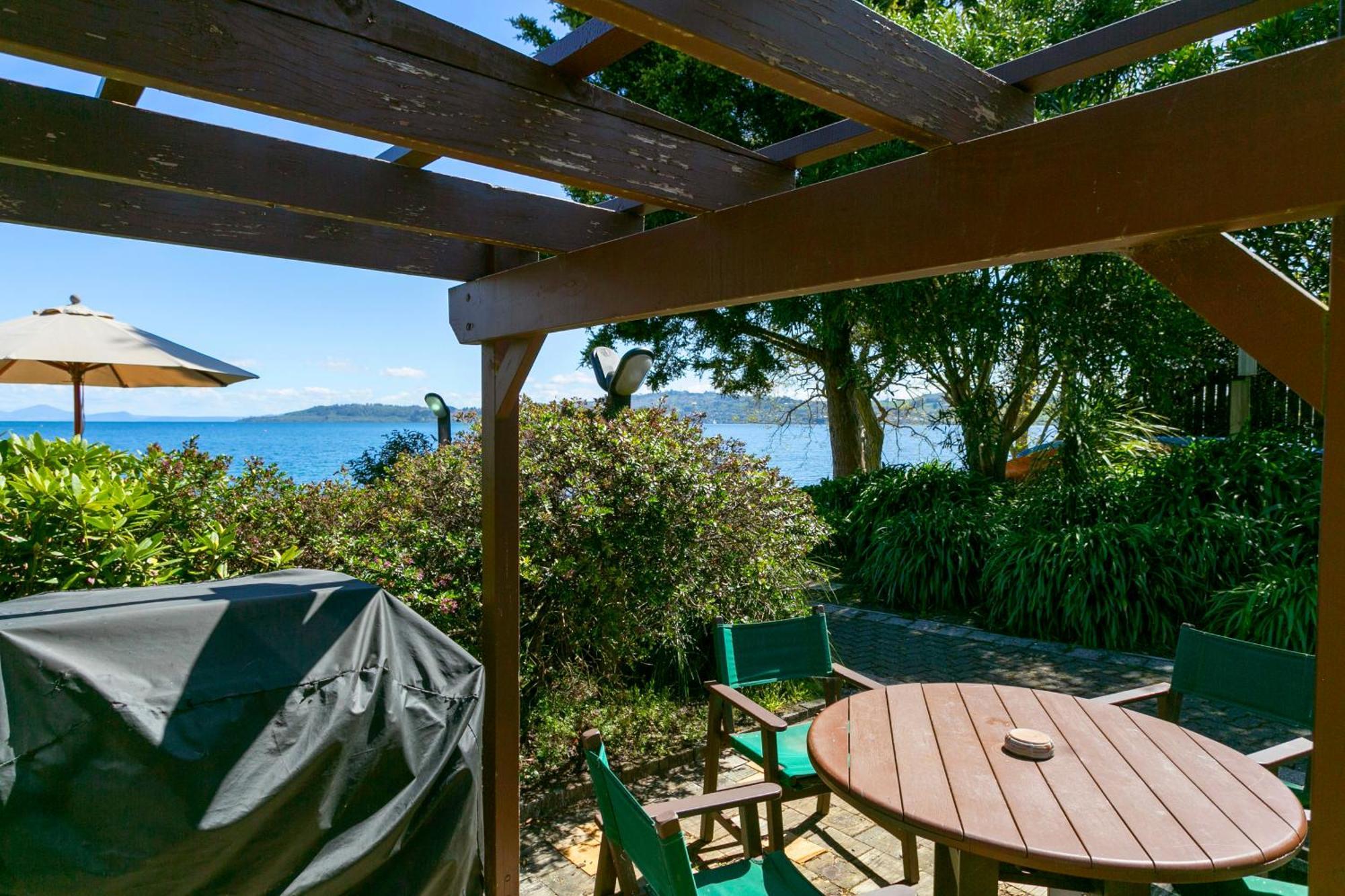 Cascades Lakefront Motel